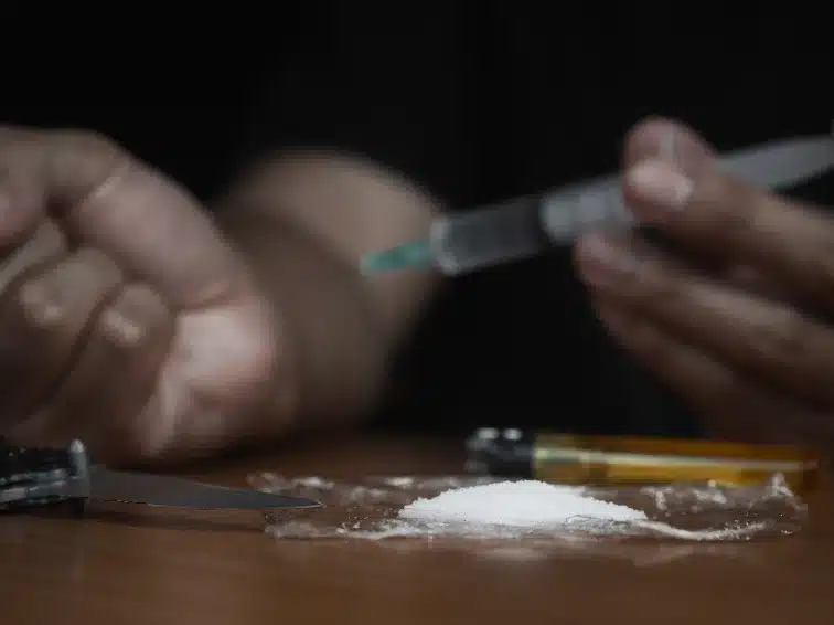 تعاطي المخدرات بين الشباب